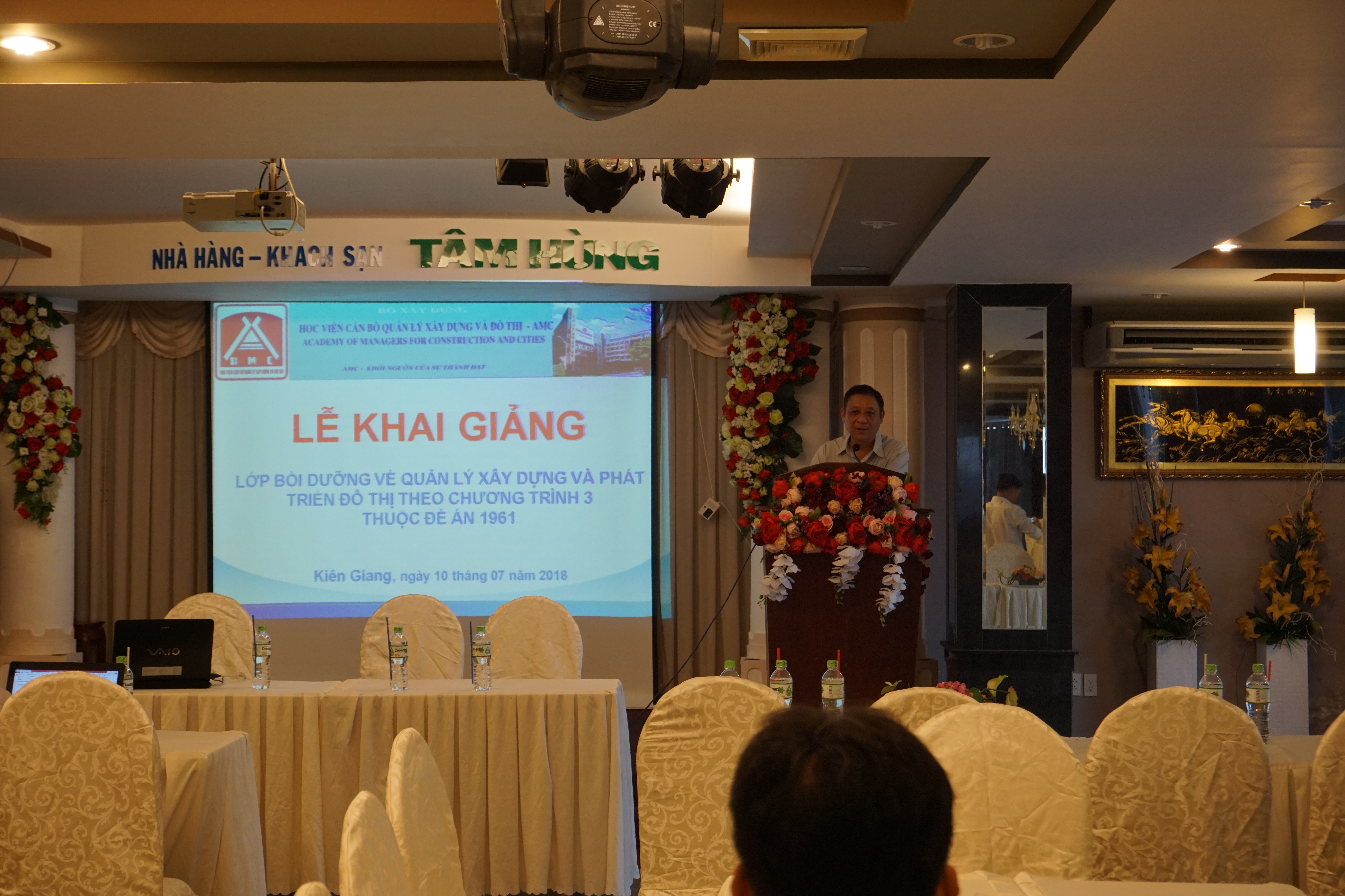 Phó Giám đốc Sở Xây dựng Trịnh Nam Trung phát biểu khai giảng